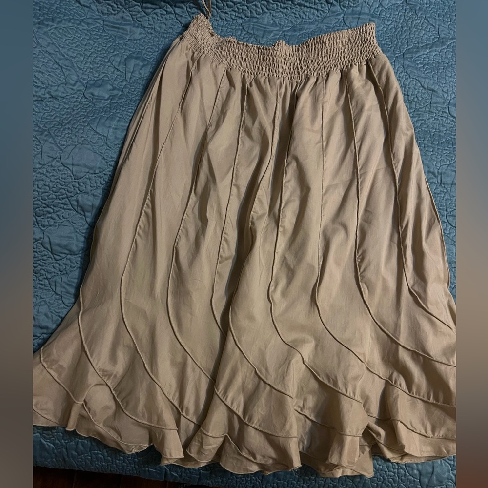 Elastic waist lined midi skirt.  Never worn.  Size XL